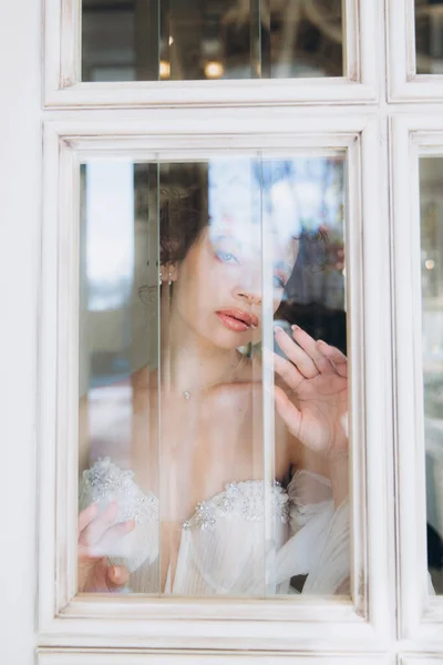 Beautiful Curly Haired Bride Luxury Wedding Dress Restaurant Wedding Decor — Foto Stock