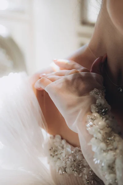 結婚式の装飾が施されたレストランで豪華なウェディングドレスを着た美しい巻き毛の花嫁 — ストック写真