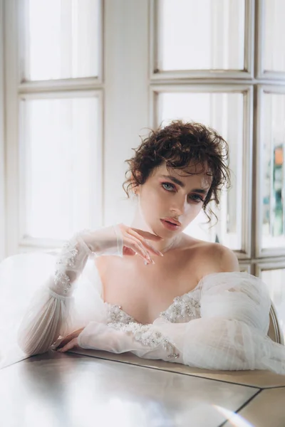 Beautiful Curly Haired Bride Luxury Wedding Dress Restaurant Wedding Decor — Fotografia de Stock