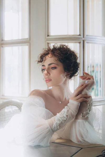 Belle Mariée Aux Cheveux Bouclés Dans Une Robe Mariée Luxe — Photo