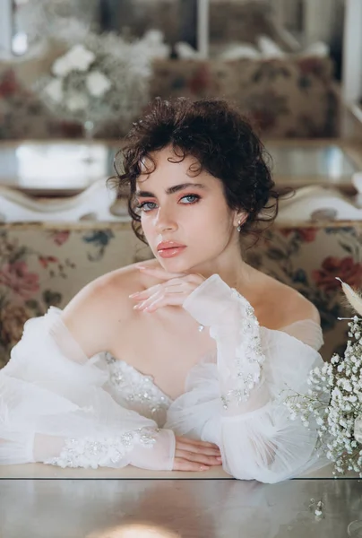 Beautiful Curly Haired Bride Luxury Wedding Dress Restaurant Wedding Decor — Fotografia de Stock