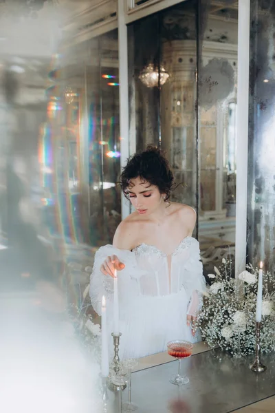Güzel kıvırcık saçlı gelin lüks bir gelinlik içinde düğün dekorlu bir restoranda