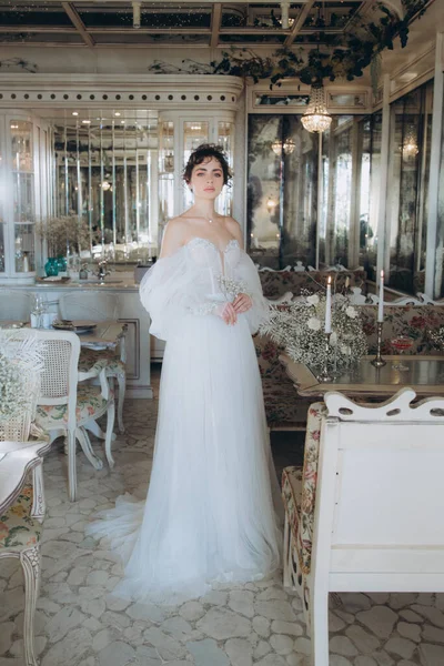 Hermosa Novia Pelo Rizado Vestido Novia Lujo Restaurante Con Decoración — Foto de Stock