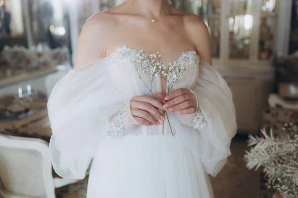 結婚式の装飾が施されたレストランで豪華なウェディングドレスを着た美しい巻き毛の花嫁 — ストック写真