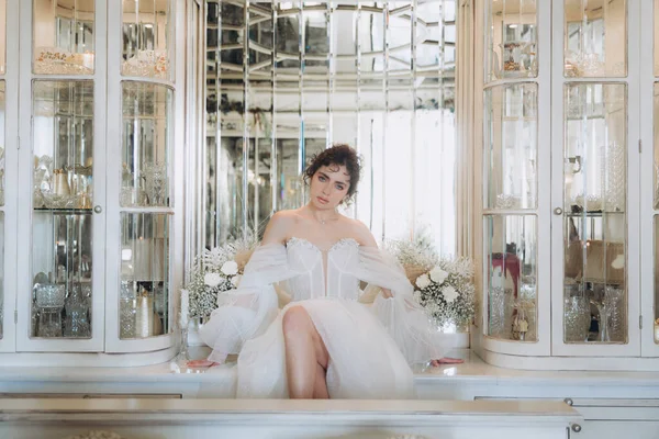 Beautiful Curly Haired Bride Luxury Wedding Dress Restaurant Wedding Decor — Fotografia de Stock