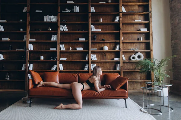 Güzel çıplak kız, sarışın, siyah iç çamaşırlı ve ceketli, güzel bacakları var, savaş yok, Ukrayna