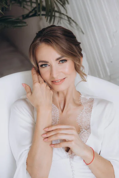 Matin Mariée Dans Style Rustique Dans Peignoir Blanc Bouquet Blanc — Photo