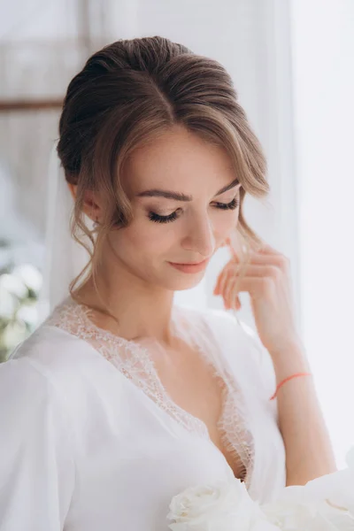 Morning Bride Rustic Style White Bathrobe White Bouquet Bed Bathroom — Stock Photo, Image