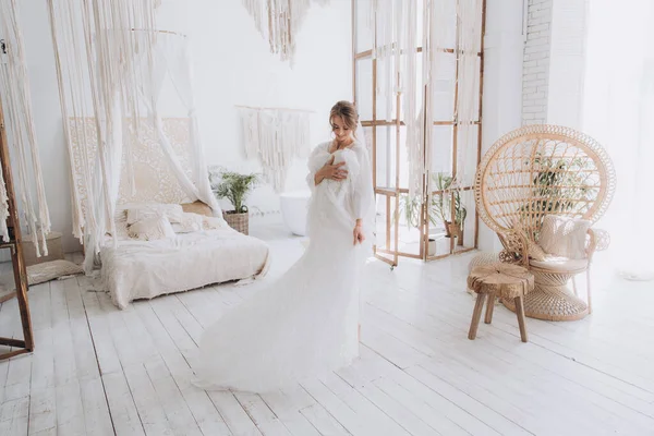 Morgen Der Braut Rustikalem Stil Weißem Bademantel Und Weißem Strauß — Stockfoto