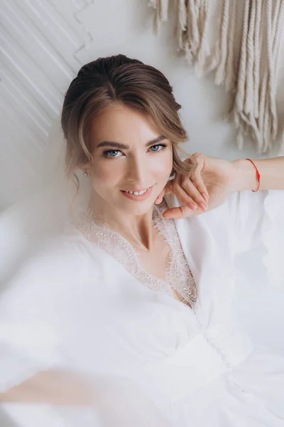 Matin Mariée Dans Style Rustique Dans Peignoir Blanc Bouquet Blanc — Photo