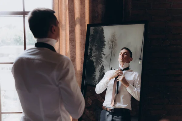 Mattina Uno Sposo Elegante Uomo Giacca Cravatta Nera Sue Preparazioni — Foto Stock