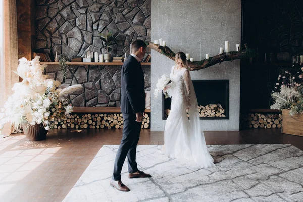 Det Första Mötet Brudgummen Svart Kostym Och Bruden Vit Bröllopsklänning — Stockfoto
