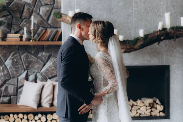 Primeira Reunião Noivo Terno Preto Noiva Vestido Noiva Branco Com — Fotografia de Stock