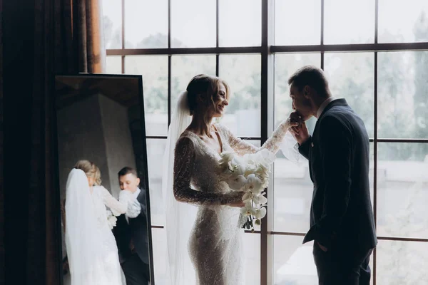 Primera Reunión Del Novio Traje Negro Novia Vestido Novia Blanco — Foto de Stock