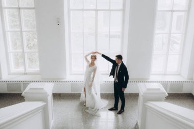 Güzel, şık bir çiftin düğünü, beyaz gelinlikli bir gelin ve siyah takım elbiseli bir damat,.