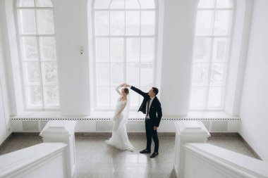 Güzel, şık bir çiftin düğünü, beyaz gelinlikli bir gelin ve siyah takım elbiseli bir damat,.