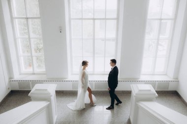 Güzel, şık bir çiftin düğünü, beyaz gelinlikli bir gelin ve siyah takım elbiseli bir damat,.