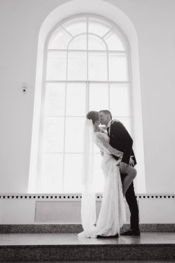 Güzel, şık bir çiftin düğünü, beyaz gelinlikli bir gelin ve siyah takım elbiseli bir damat,.