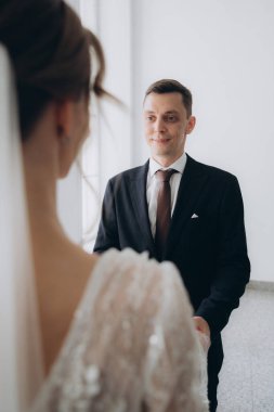 Güzel, şık bir çiftin düğünü, beyaz gelinlikli bir gelin ve siyah takım elbiseli bir damat,.