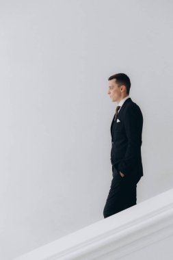 Güzel, şık bir çiftin düğünü, beyaz gelinlikli bir gelin ve siyah takım elbiseli bir damat,.