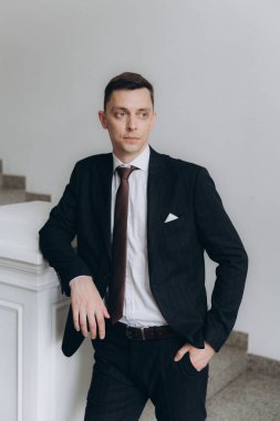 Güzel, şık bir çiftin düğünü, beyaz gelinlikli bir gelin ve siyah takım elbiseli bir damat,.