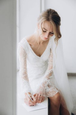 Güzel, şık bir çiftin düğünü, beyaz gelinlikli bir gelin ve siyah takım elbiseli bir damat,.