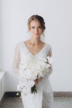 Güzel, şık bir çiftin düğünü, beyaz gelinlikli bir gelin ve siyah takım elbiseli bir damat,.