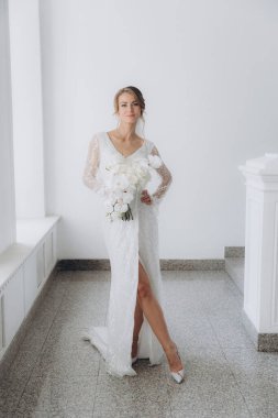 Güzel, şık bir çiftin düğünü, beyaz gelinlikli bir gelin ve siyah takım elbiseli bir damat,.