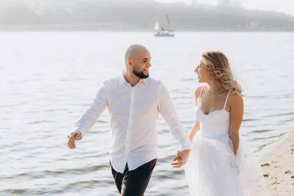 Fotografia Nuziale Tramonto Una Bella Coppia Sposa Vestito Bianco Sposo — Foto Stock