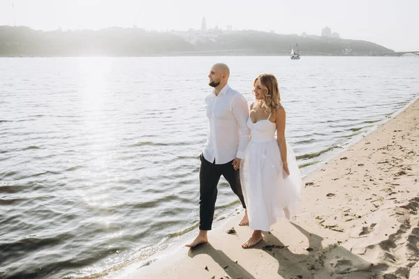 Bröllopsfotografering Vid Solnedgången Ett Vackert Par Bruden Vit Klänning Och — Stockfoto