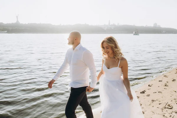 Fotosesión Boda Atardecer Una Hermosa Pareja Novia Con Vestido Blanco — Foto de Stock