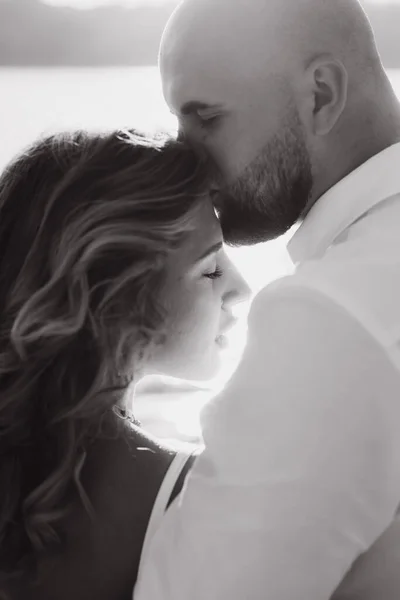 Fotosesión Boda Atardecer Una Hermosa Pareja Novia Con Vestido Blanco — Foto de Stock