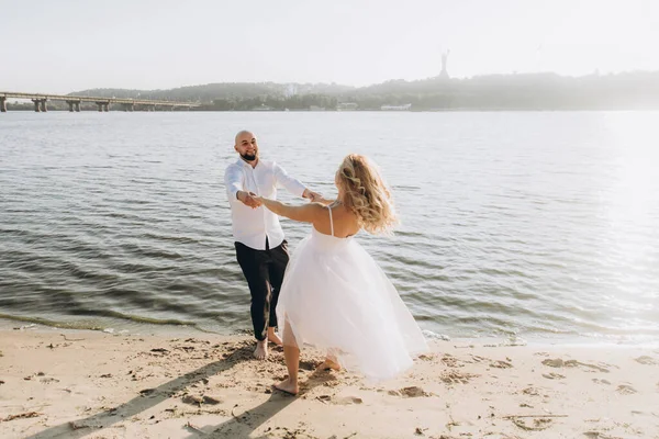 Güzel Bir Çiftin Gün Batımında Düğün Fotoğrafları Beyaz Elbiseli Gelin — Stok fotoğraf
