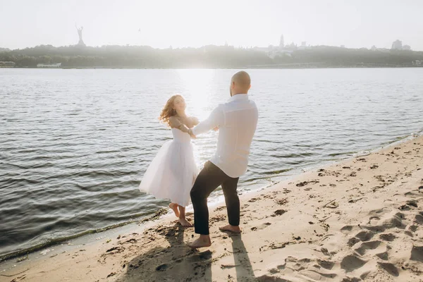 美しいカップルの日没での結婚式の写真 白いドレスの花嫁 白いシャツと黒いズボンの新郎 — ストック写真