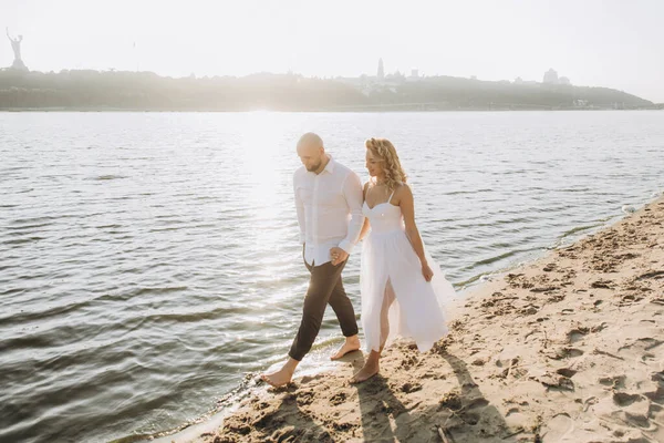 Fotosessão Casamento Pôr Sol Belo Casal Noiva Vestido Branco Noivo — Fotografia de Stock