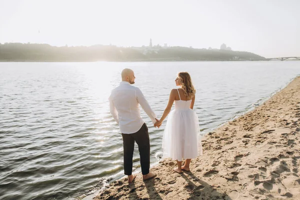 Bröllopsfotografering Vid Solnedgången Ett Vackert Par Bruden Vit Klänning Och — Stockfoto