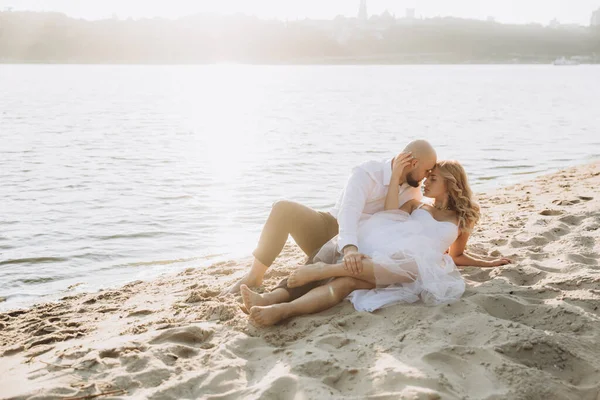 Fotosesión Boda Atardecer Una Hermosa Pareja Novia Con Vestido Blanco —  Fotos de Stock