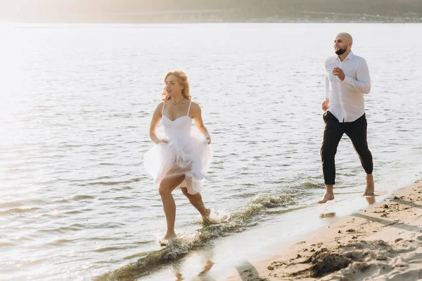 Fotosesión Boda Atardecer Una Hermosa Pareja Novia Con Vestido Blanco —  Fotos de Stock