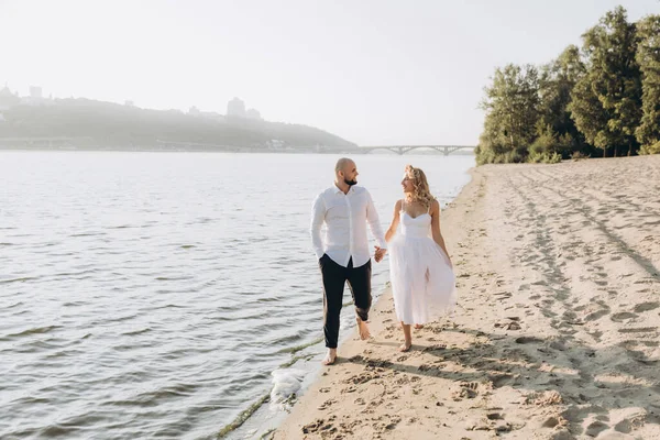 Bröllopsfotografering Vid Solnedgången Ett Vackert Par Bruden Vit Klänning Och — Stockfoto