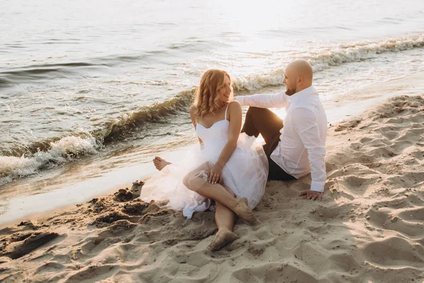 Bruiloft Fotosessie Bij Zonsondergang Van Een Mooi Paar Bruid Een — Stockfoto