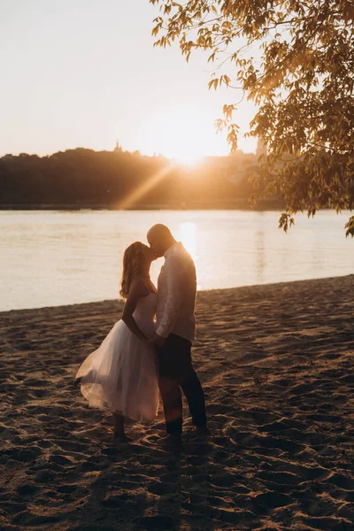 Güzel Bir Çiftin Gün Batımında Düğün Fotoğrafları Beyaz Elbiseli Gelin — Stok fotoğraf