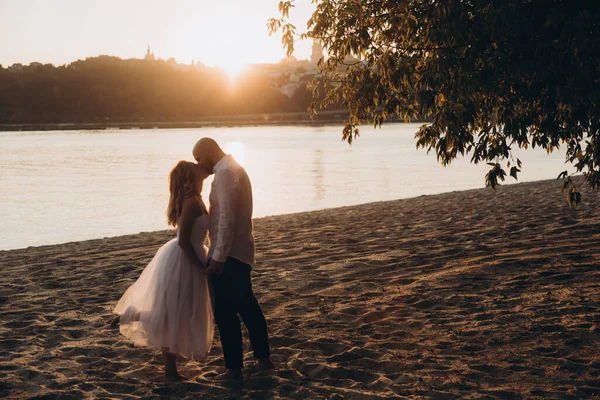 Bruiloft Fotosessie Bij Zonsondergang Van Een Mooi Paar Bruid Een — Stockfoto