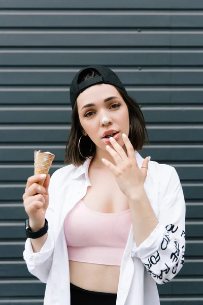 Брюнетка Кепке Рубашке Ест Веселое Мороженое — стоковое фото