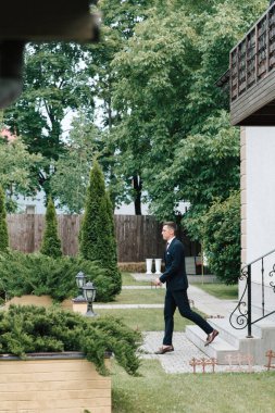 Şık bir çiftin yaz aylarında güzel bir uzay nikahı, takım elbiseli bir damat ve beyaz bir gelinlik içinde gelin..