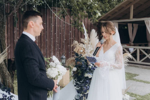 シックなカップルの夏の美しい宇宙結婚式 スーツの新郎と白い豪華なウェディングドレスの花嫁 — ストック写真