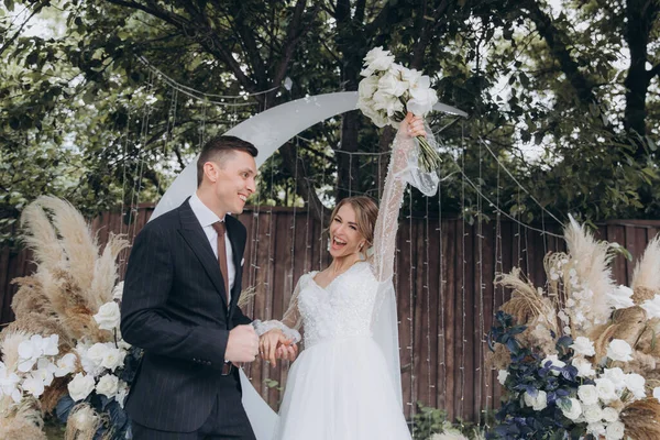 Cerimônia Casamento Espaço Bonito Verão Casal Chique Noivo Terno Noiva — Fotografia de Stock