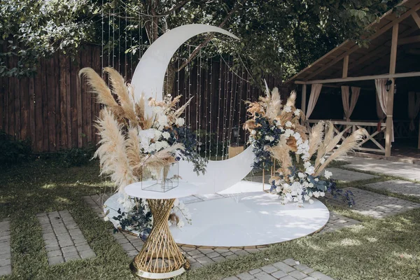 Şık bir çiftin yaz aylarında güzel bir uzay nikahı, takım elbiseli bir damat ve beyaz bir gelinlik içinde gelin..