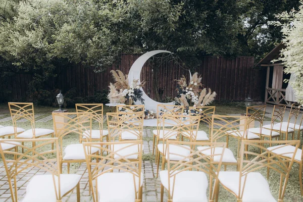 Красивая Космическая Свадебная Церемония Летом Шикарной Пары Жених Костюме Невеста — стоковое фото