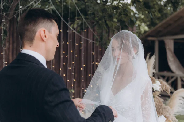 Indah Ruang Upacara Pernikahan Musim Panas Pasangan Chic Pengantin Pria — Stok Foto
