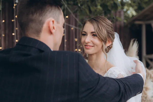 Hermosa Ceremonia Boda Espacio Verano Una Pareja Elegante Novio Traje — Foto de Stock